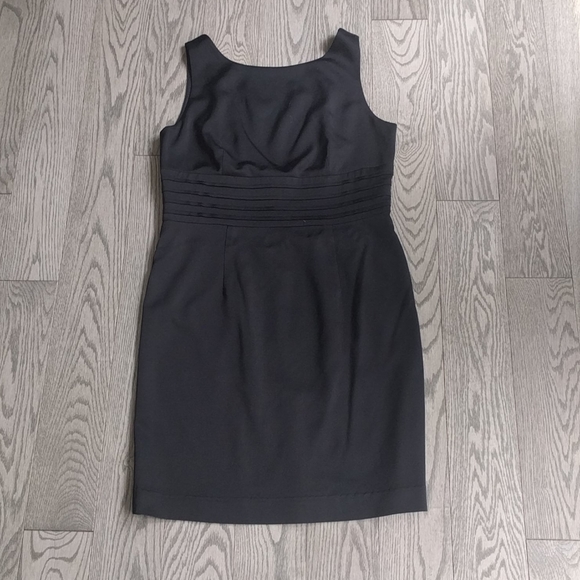 Absolutely Beautiful dress by Josef 🌸🍀🍀 - Picture 4 of 16